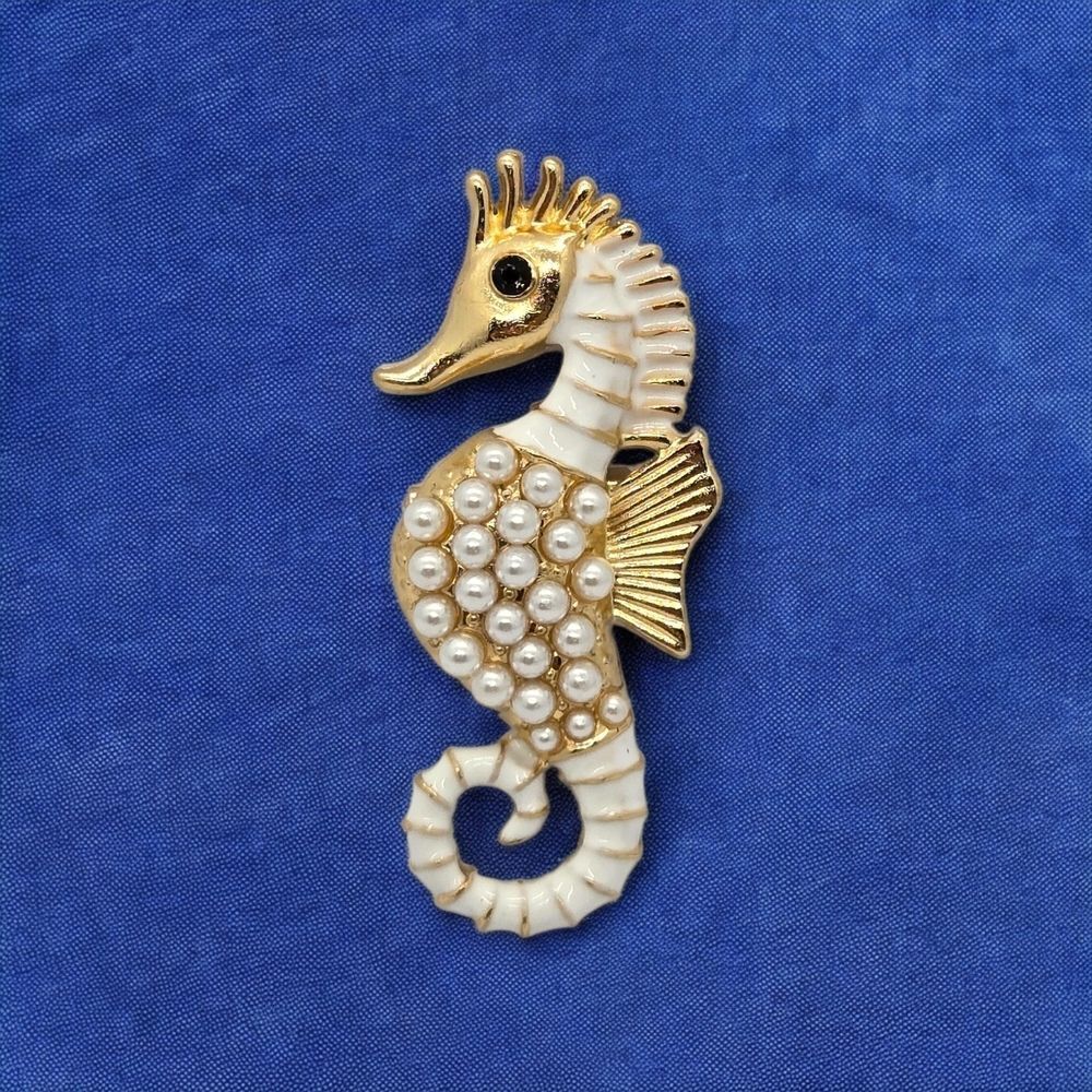 Shiny Gold Pearl Seahorse Brooch Pin White Enamel Nautical Beach Ocean Jewelry - Picture 2 of 5